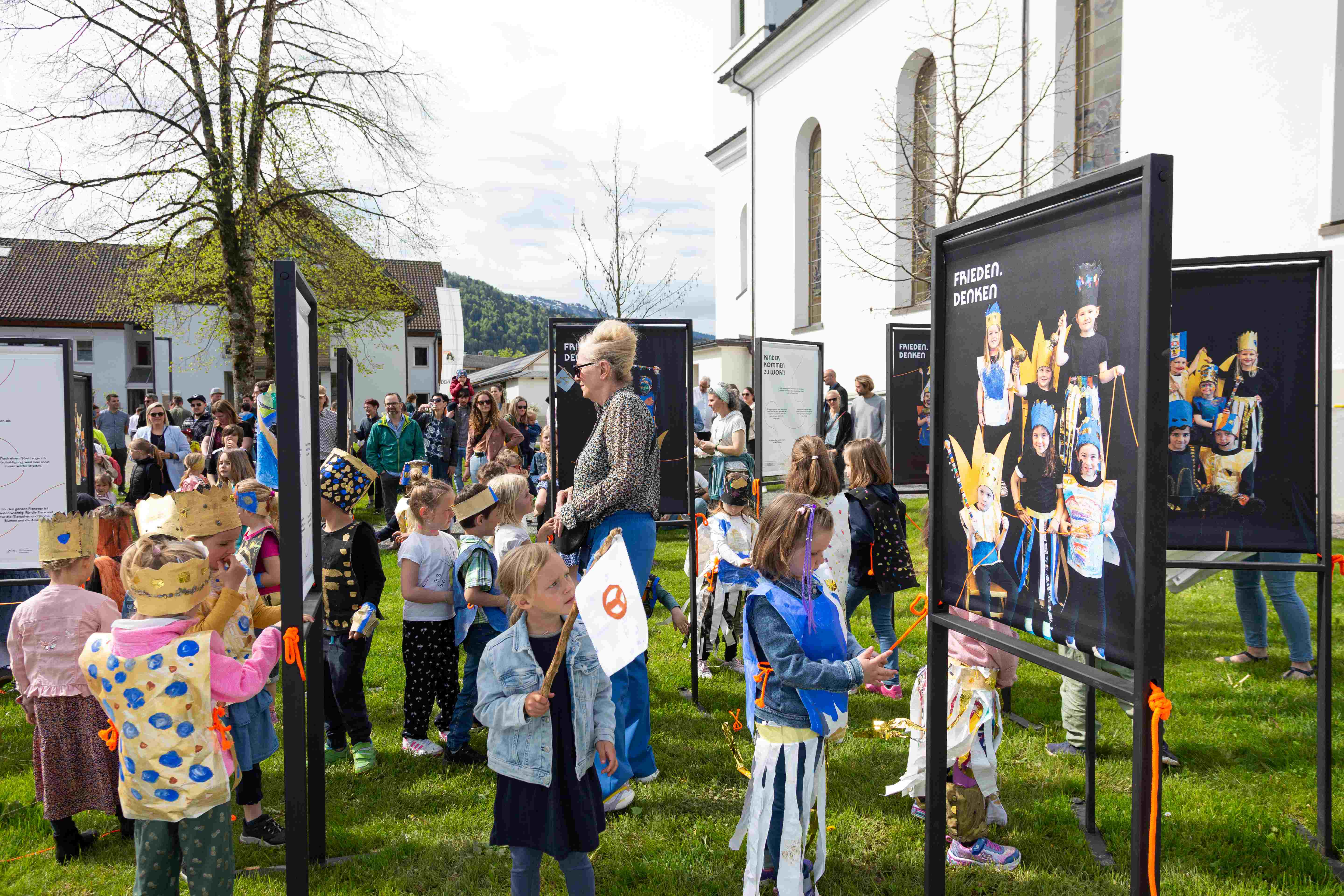 Kindergartenkinder bei der Eröffnung der Installation Frieden.Denken