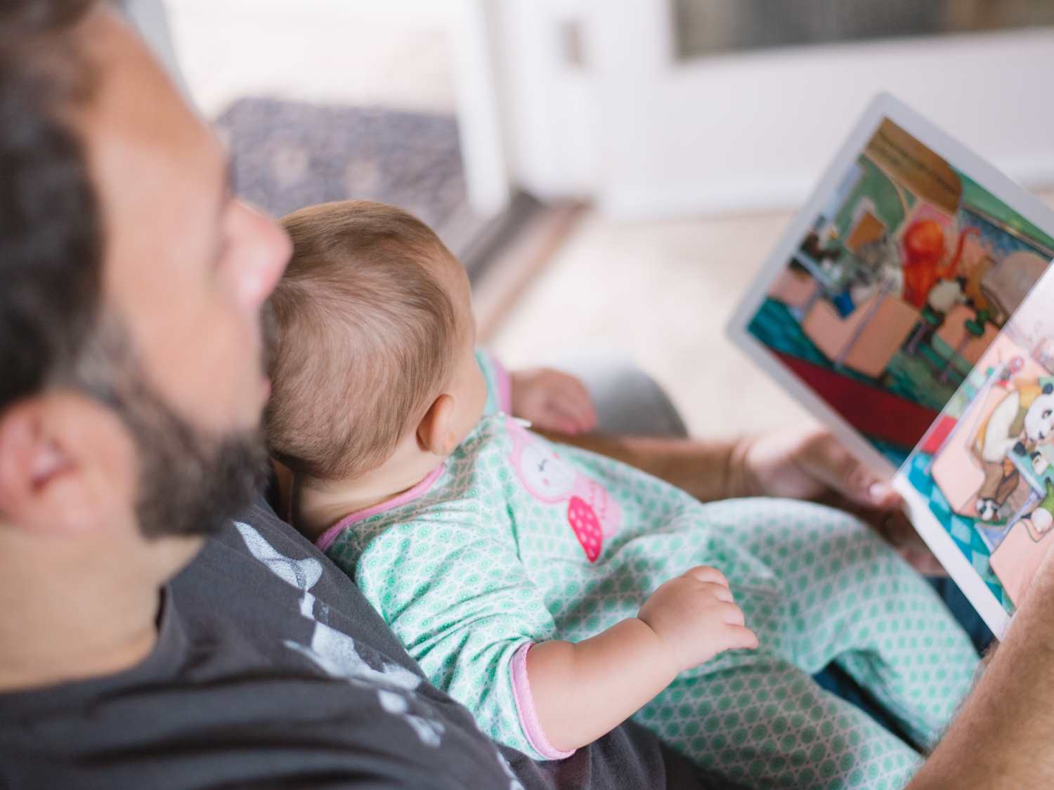 Vater mit Baby, Picsea / unsplash