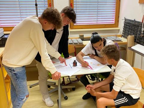 Learning by doing: Im Wirtschaftsplanspiel erleben Lehrlinge und Schüler*innen den Wirtschaftsalltag in einer Firma. Foto: Christian Zver, WIGE Montafon