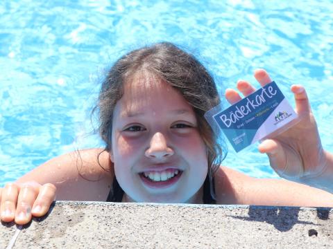 Die Karte für alle Schwimmbäder ist eines von vielen attraktiven Sommerangeboten in der Region Klostertal-Arlberg. Foto: Kurt Kasper