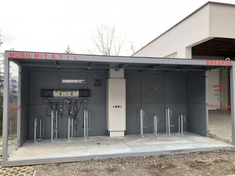 In Doren macht die Abstellanlage "Charger Cube" bis Juni den Umstieg vom Fahrrad auf den Bus komfortabler und attraktiver.  