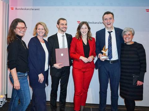 Freuten sich über die Auszeichnung mit dem Österreichischen Jugendpreis: v.l.n.r. Monika Paterno (Geschäftsführung aha), Karo Hosp (S-Pass), Andreas Moser (Youth Activist), Staatssekretärin Claudia Plakolm, Dave Kock (Youth Activist) und Barbara Österle (aha). Foto: aha