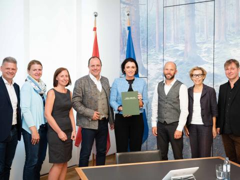 V.l.n.r.: NR Mag. Andreas Hanger (NÖ), Isolde Fürst (OÖ), DI Christine Filipp (NÖ), NR Christoph Stark (Stmk.), BM Köstinger Elisabeth, Stefan Niedermoser MSc (Tir.), Mag. Margit Nöhrer (Bgld.), Dr. Wolfgang Berger (Stmk.). Foto: BMLRT