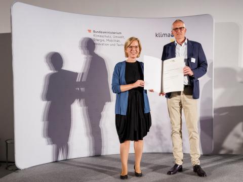 Erich Reiner, Vertretung Österreich und Südtirol von "Holz von Hier", nahm die Partnerschaftsurkunde von Umweltministerin Leonore Gewessler entgegen. Foto: Bundesministerium für Klimaschutz, Umwelt, Energie, Mobilität, Innovation und Technologie