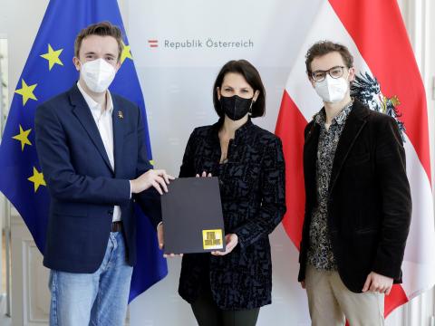 Was wünschen sich junge Menschen für ihre Zukunft und für Europa? Die Jugendaktivisten Dave Kock (links) und Andreas Moser (rechts) übergeben Antworten und Forderungen junger Menschen an Bundesministerin Edtstadler (Mitte). Foto: BKA/Andy Wenzel