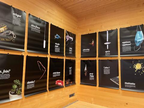 Eine Brille, ein Steak, ein Skistock: Die 20 Sujets der Ausstellung "das hat klasse!" zeigen die Vielfalt des Themas Klassismus. Foto: Verein Amazone