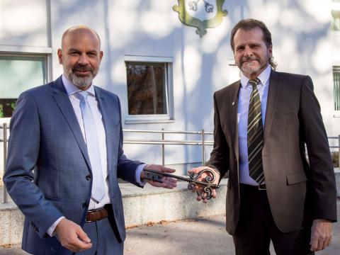Das neue Vorstandsmitglied Bgm. Jürgen Kuster und der scheidende Obmann Bgm. Herbert Bitschnau (v.l.) Foto: www.meznar.media