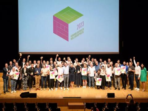 Die Verleihungsfeier zum Holzbaupreis fand am 14. Juli 2023 in Götzis statt, mit anschliessendem Holzbaufest auf dem Vorplatz der Kulturbühne AMBACH inmitten riesiger Sägeholzstapel und clever designten Sitzwürfeln. Foto: Eva Sutter
