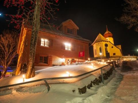 Die Kulisse Pfarrhof Damüls ist ein wertvoller Beitrag für das kulturelle Leben der Gemeinde und auch der neue Begegnungsort im Außenbereich wird sehr gut angenommen..