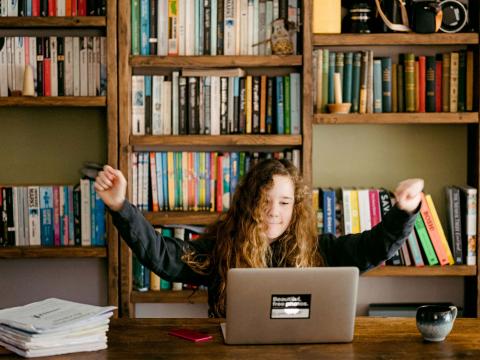 Jugendliche können die neuen Online-Angebote des aha kostenlos besuchen. Foto: unsplash