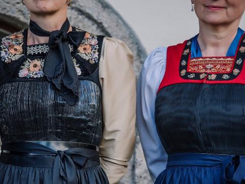 Die Grundausstattung der Bregenzerwälder Juppe besteht aus bis zu zwanzig Teilen. Juppenteile können beim ersten "Juppô-Märtle" neue Besitzerinnen finden. 