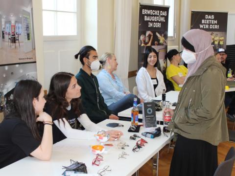 Betriebe und an einer Lehre interessierte Jugendliche zusammenbringen: Das bietet die Lobby in Bregenz. Die Unterstützung der neuen Lehrlinge geht weiter, auch nachdem ein Lehrvertrag unterschrieben wurde. Foto: Stadt Bregenz