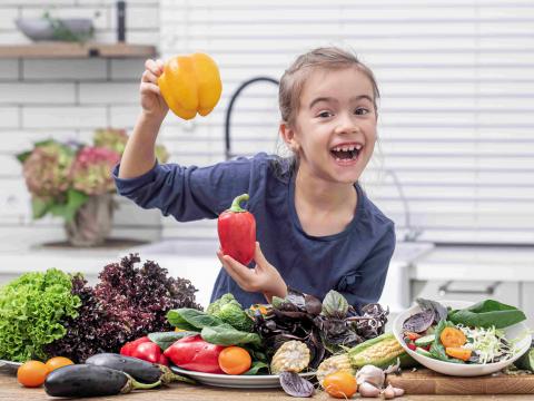 Mehr Gemüse essen statt Fleisch, ohne Auto zur Schule kommen, seltener das Handy verwenden: Schulkinder können bei der KlimAktion-Challenge mithelfen, das Klima zu schützen. Foto: pvproductions auf Freepik