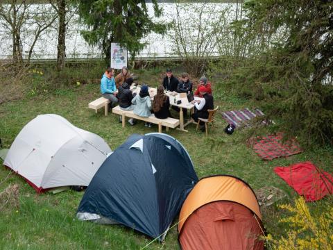 Draußen zelten, über das Verhältnis Mensch-Natur diskutieren und gemeinsam ein Naturverständnis kreieren - Das bot das erste Nature Design Camp im Großen Walsertal zum Start der Aktivitäten als KLAR!-Region. Foto: Bernhard Poscher