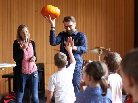 Bei der Kürbisprämierung der Volksschule wurden die Kinder für ihre selbst gepflanzten und gepflegten Kürbisse belohnt.