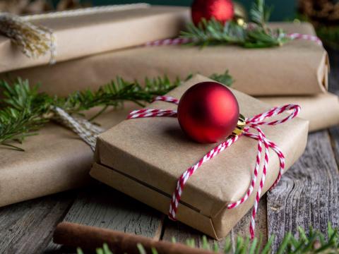 Mit Geschenken für in Not geratene Menschen können die Bregenzerwälder:innen ein Zeichen für soziale Verantwortung setzen. Foto: Mel Poole, Unsplash 