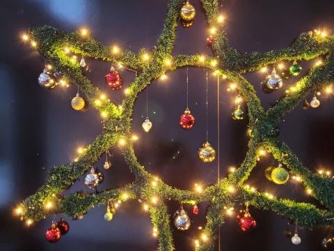 Der Weihnachtsstern im Büro der Regio-V verbrauchte in seiner ursprünglichen Funktion als Außenbeleuchtung mit 24 60-Watt-Glühbirnen pro Stunde 1,44 kWh. Jetzt verbrauchen 200 LEDs mit 3,6 Watt in der Stunde nur noch 0,0036 kWh.