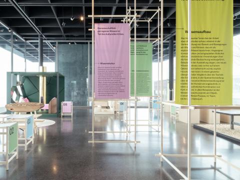 Über eine App erfahren die Ausstellungsbesucher*innen in Statements der beteiligten Handwerker*innen mehr über die Erfahrungen mit der Zusammenarbeit und ihrem Wissenszuwachs. Foto: Johannes Fink