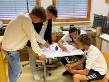 Learning by doing: Im Wirtschaftsplanspiel erleben Lehrlinge und Schüler*innen den Wirtschaftsalltag in einer Firma. Foto: Christian Zver, WIGE Montafon