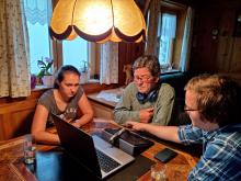 Im neuen Montafoner Dialekt-Wörterbuch finden sich Übersetzungen von mehreren Tausend Mundart-Begriffen - die meisten davon auch als Sprachaufnahmen. Foto: Montafoner Museen