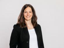 Mama und Business-Woman: Katharina Rhomberg-Schebl erzählt im Podcast, wie sie Arbeit, Familie und Ehrenamt unter einen Hut bringt.