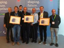 Die Vorarlberger Preisträger bei der Übergabe in Innsbruck. V.l.n.r: Wolfgang Hartmann, Obmann der Forstbetriebsgemeinschaft Jagdberg; Michael Tinkhauser, Bürgermeister Bludesch; Lucas Thoma, Gebäudewart Bludesch; Architekt Johannes Kaufmann; Matthias Kaufmann; Walter Rüf, Vorstand Wälder Versicherung; Sebastian Haller, Baumeister Jürgen Haller