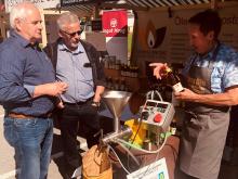 Regionale Spezialitäten einkaufen, die Produzent*innen treffen und etwas über die Produkte lernen. Das können Jung und Alt beim Markt der Erde in Sibratsfäll. Foto: Dorner Hof