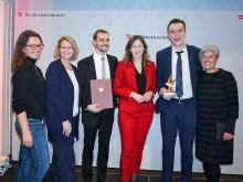 Freuten sich über die Auszeichnung mit dem Österreichischen Jugendpreis: v.l.n.r. Monika Paterno (Geschäftsführung aha), Karo Hosp (S-Pass), Andreas Moser (Youth Activist), Staatssekretärin Claudia Plakolm, Dave Kock (Youth Activist) und Barbara Österle (aha). Foto: aha
