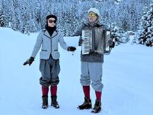 In "SKI LABOR LECH" wandern die Zuschauer*innen mit den Schauspieler*innen von Zug nach Lech, zu besonderen Schauplätzen der Skigeschichte. Foto: Lechmuseum Bernd Fischer
