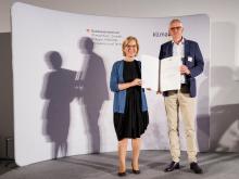 Erich Reiner, Vertretung Österreich und Südtirol von "Holz von Hier", nahm die Partnerschaftsurkunde von Umweltministerin Leonore Gewessler entgegen. Foto: Bundesministerium für Klimaschutz, Umwelt, Energie, Mobilität, Innovation und Technologie