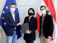 Was wünschen sich junge Menschen für ihre Zukunft und für Europa? Die Jugendaktivisten Dave Kock (links) und Andreas Moser (rechts) übergeben Antworten und Forderungen junger Menschen an Bundesministerin Edtstadler (Mitte). Foto: BKA/Andy Wenzel