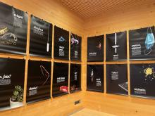 Eine Brille, ein Steak, ein Skistock: Die 20 Sujets der Ausstellung "das hat klasse!" zeigen die Vielfalt des Themas Klassismus. Foto: Verein Amazone