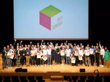 Die Verleihungsfeier zum Holzbaupreis fand am 14. Juli 2023 in Götzis statt, mit anschliessendem Holzbaufest auf dem Vorplatz der Kulturbühne AMBACH inmitten riesiger Sägeholzstapel und clever designten Sitzwürfeln. Foto: Eva Sutter
