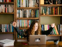 Jugendliche können die neuen Online-Angebote des aha kostenlos besuchen. Foto: unsplash
