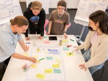 Jugendliche bringen gerne ihre Ideen ein und gestalten mit. Wie das mit digitalen Formaten gelingen kann, thematisiert eine dreiteilige Webinarreihe. Foto: aha, Martin Vogel 