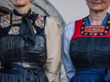Die Grundausstattung der Bregenzerwälder Juppe besteht aus bis zu zwanzig Teilen. Juppenteile können beim ersten "Juppô-Märtle" neue Besitzerinnen finden. 