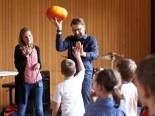 Bei der Kürbisprämierung der Volksschule wurden die Kinder für ihre selbst gepflanzten und gepflegten Kürbisse belohnt.