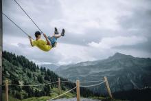 Die Grenzen der Schwerkraft überwinden beim Schaukeln: Gleich drei Programmpunkte gibt es hierzu beim ersten Festival der Perspektiven. Foto: Lukas Holland, Damüls Faschina Tourismus