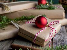Mit Geschenken für in Not geratene Menschen können die Bregenzerwälder:innen ein Zeichen für soziale Verantwortung setzen. Foto: Mel Poole, Unsplash 