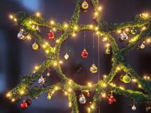 Der Weihnachtsstern im Büro der Regio-V verbrauchte in seiner ursprünglichen Funktion als Außenbeleuchtung mit 24 60-Watt-Glühbirnen pro Stunde 1,44 kWh. Jetzt verbrauchen 200 LEDs mit 3,6 Watt in der Stunde nur noch 0,0036 kWh.