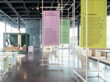 Über eine App erfahren die Ausstellungsbesucher*innen in Statements der beteiligten Handwerker*innen mehr über die Erfahrungen mit der Zusammenarbeit und ihrem Wissenszuwachs. Foto: Johannes Fink